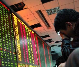 Trong khi thị trường ghi nhận đà tăng điểm mạnh mẽ của chứng khoán Nhật thì đà sụt giảm mạnh lại diễn ra ở thị trường Trung Quốc.