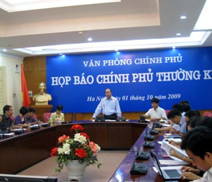 Bộ trưởng - Chủ nhiệm Nguyễn Xuân Phúc chủ trì buổi họp báo - Ảnh: T.Nguyên.