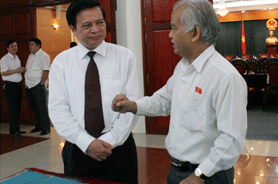 Bộ trưởng Bộ Nội vụ Trần Văn Tuấn trao đổi với Chủ tịch Hội đồng Dân tộc Ksor Phước bên lề cuộc họp - Ảnh: Chinhphu.vn