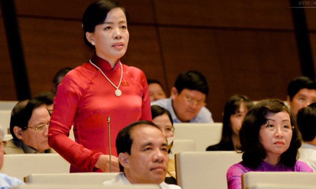 Đại biểu Nguyễn Thị Kim Thuý tranh luận với Bộ trưởng Phùng Xuân Nhạ.