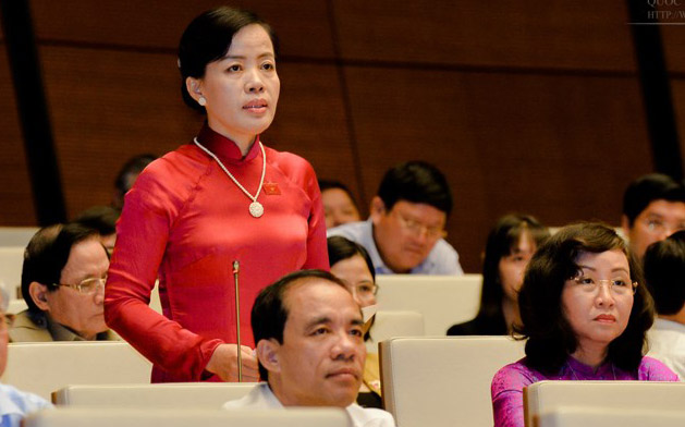 Đại biểu Nguyễn Thị Kim Thuý tranh luận với Bộ trưởng Phùng Xuân Nhạ.