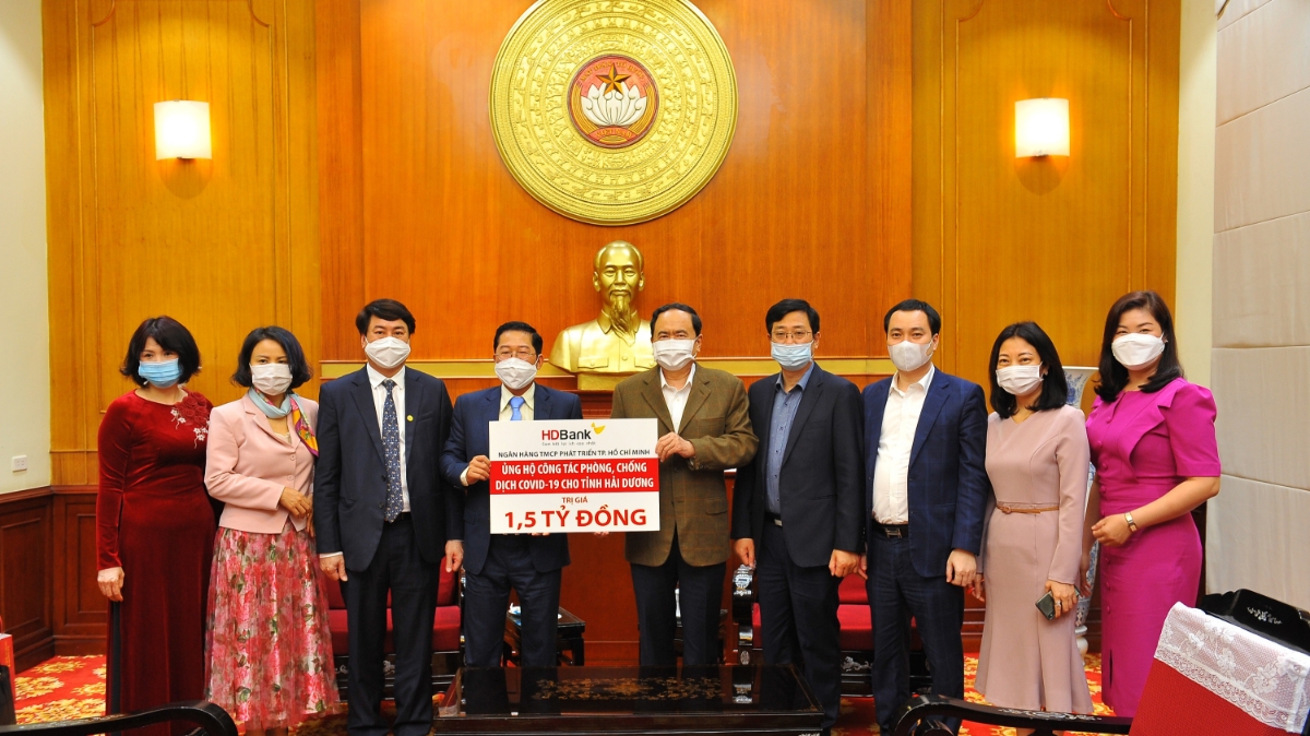 Ông Trần Thanh Mẫn - Ủy viên Bộ Chính trị, Chủ tịch Ủy ban TWMTTQ Việt Nam và Ông Phạm Quốc Thanh - Tổng giám đốc HDBank tại buổi lễ trao tặng 1,5 tỷ đồng hỗ trợ tỉnh Hải Dương chống dịch Covid-19.