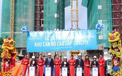 Nhân dịp cất nóc dự án Luxcity, Tập đoàn Đất Xanh triển khai nhiều chương trình ưu đãi hấp dẫn cho khách hàng mua căn hộ Luxcity.
