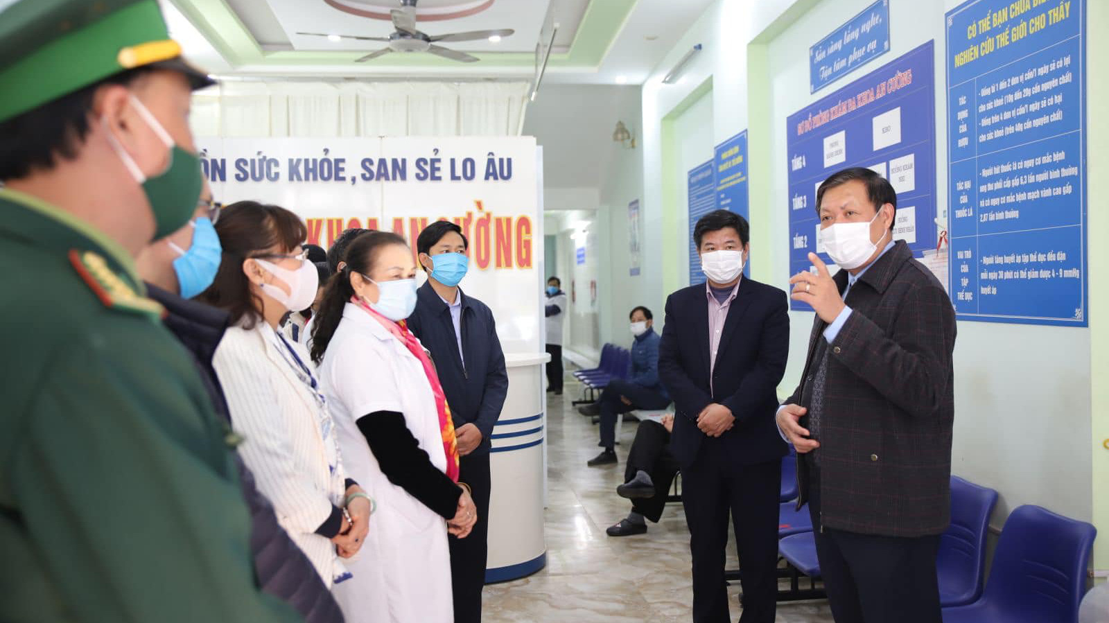 Đoàn công tác Ban Chỉ đạo quốc gia phòng chống dịch Covid-19 làm việc tại tỉnh Lào Cai ngày 15/1. Ảnh - Mạnh Cường. 