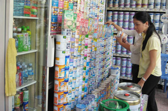 Nhiều người tiêu dùng đã hình thành thói quen xem kỹ xuất xứ sản phẩm khi mua sữa.