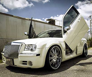 Internet sẽ "có mặt" trong những chiếc xe của Chrysler. Trong ảnh là mẫu xe 300C của hãng này.