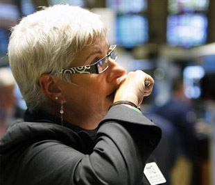 Các chỉ số chứng khoán Mỹ phiên này đã mất từ 3,2% đến 4,5% bất chấp kế hoạch "giải cứu" Phố Wall đã được Thượng viện thông qua - Ảnh: AP.