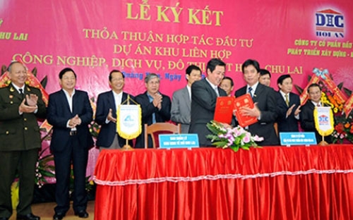 Lễ ký kết thỏa thuận hợp tác đầu tư Khu liên hợp công nghiệp, dịch vụ, đô thị Việt - Hàn Chu Lai giữa Ban Quản lý Khu kinh tế mở Chu Lai và Công ty Cổ phần Đầu tư phát triển xây dựng Hội An (DIC - Hội An).<br>