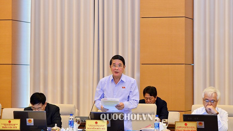 Chủ nhiệm Uỷ ban Tài chính - Ngân sách Nguyễn Đức Hải báo cáo thẩm tra.