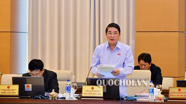Chủ nhiệm Uỷ ban Tài chính - Ngân sách Nguyễn Đức Hải trình bày báo cáo thẩm tra.