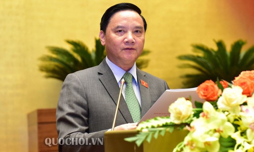 Chủ nhiệm Uỷ ban Pháp luật Nguyễn Khắc Định trình bày báo cáo thẩm tra dự án luật.