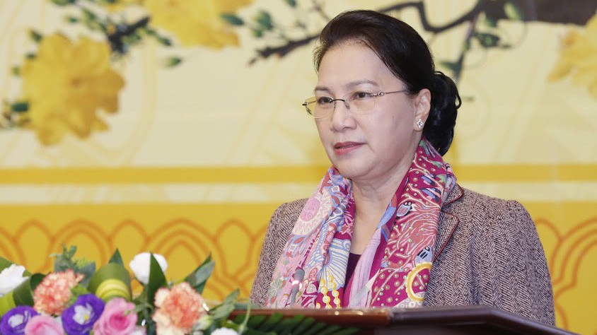 Chủ tịch Quốc hội Nguyễn Thị Kim Ngân trao đổi với báo chí. 