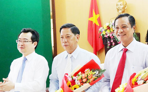 Bí thư Tỉnh uỷ Kiên Giang Nguyễn Thanh Nghị chúc mừng ông Phạm Vũ Hồng (ngoài cùng bên phải) và ông Lê Văn Thi (giữa) trên cương vị mới.<br>