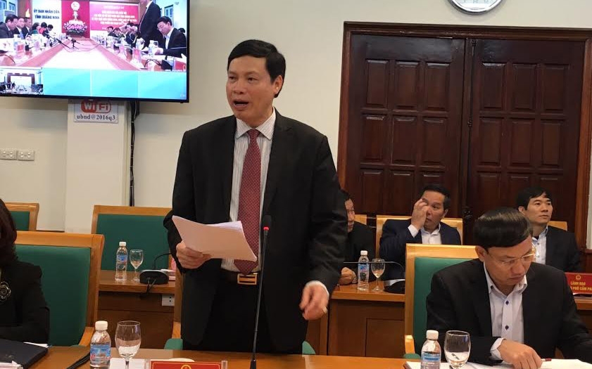 Chủ tịch UBND tỉnh Quảng Ninh Nguyễn Đức Long báo cáo đoàn giám sát việc thực hiện chính sách, pháp luật về an toàn thực phẩm.
