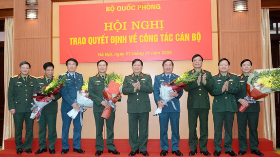 Bộ trưởng Quốc phòng Ngô Xuân Lịch chúc mừng các tướng lĩnh nhận nhiệm vụ mới.