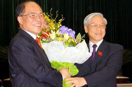 Tổng bí thư Nguyễn Phú Trọng chúc mừng tân Chủ tịch Quốc hội Nguyễn Sinh Hùng- Ảnh: Chinhphu.vn