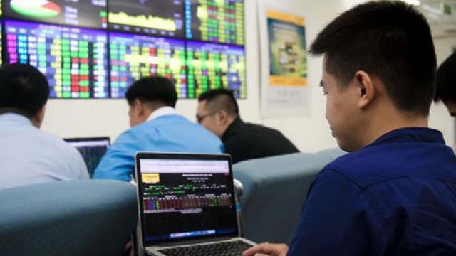 Nhiều nhà đầu tư nhỏ lẻ cho biết dù chứng khoán Việt đang xác lập kỷ lục mới nhưng tài khoản họ vẫn chưa sinh lời. 