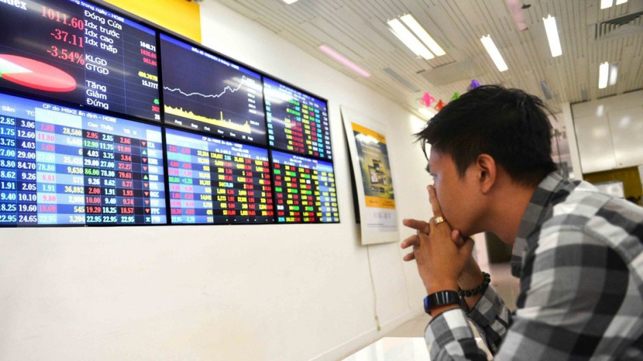 Thị trường chứng khoán "lạc nhịp" trong bối cảnh nền kinh tế Việt Nam có tốc độ tăng trưởng mạnh nhất 10 năm xuất phát từ nhiều nguyên nhân khách quan như tình trạng căng thẳng thương mại giữa Mỹ và Trung Quốc, cũng như xu hướng tăng tốc bình thường hóa lãi suất của các ngân hàng trung ương trên toàn cầu.