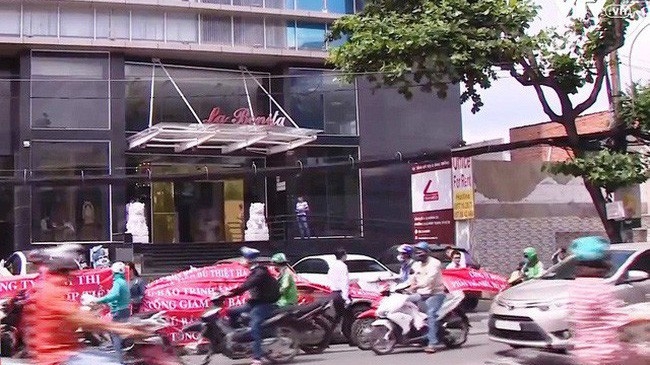 Chung cư La Bonita tại quận Bình Thạnh, Tp.HCM bị khách hàng treo băng rôn phản đối.