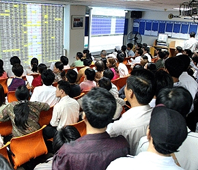 Nhiều công chức tranh thủ giờ làm để đến sàn - Ảnh minh họa: Việt Tuấn.