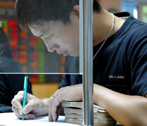 Nhu cầu mở tài khoản mới đang có dấu hiệu chững lại. Ảnh: Việt Tuấn.