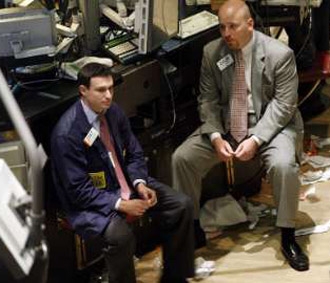 Thị trường chứng khoán Mỹ tiếp tục mất điểm kéo các chỉ số vào vùng nguy hiểm và gây thất vọng với giới đầu tư.