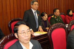 Giáo sư Nguyễn Minh Thuyết chất vấn Thủ tướng Chính phủ tại kỳ họp Quốc hội thứ sáu - Ảnh: TTXVN.