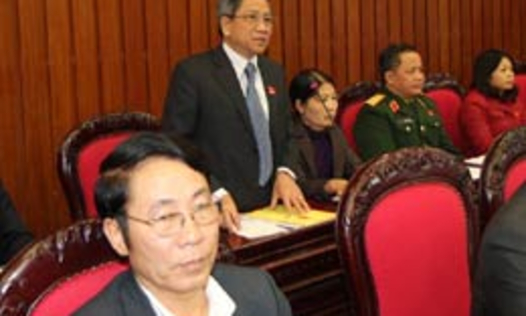 Giáo sư Nguyễn Minh Thuyết chất vấn Thủ tướng Chính phủ tại kỳ họp Quốc hội thứ sáu - Ảnh: TTXVN.