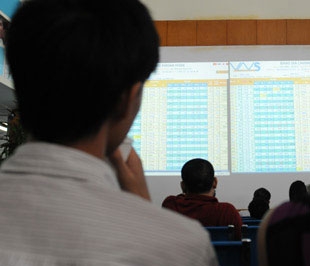 Ngoại trừ một số cổ phiếu nhỏ vẫn tiếp tục tỏa sáng nhờ lượng vốn đầu cơ tiếp tục được bơm vào chặn mua trần, gần như cả thị trường chìm trong sắc đỏ - Ảnh: Quang Liên.
