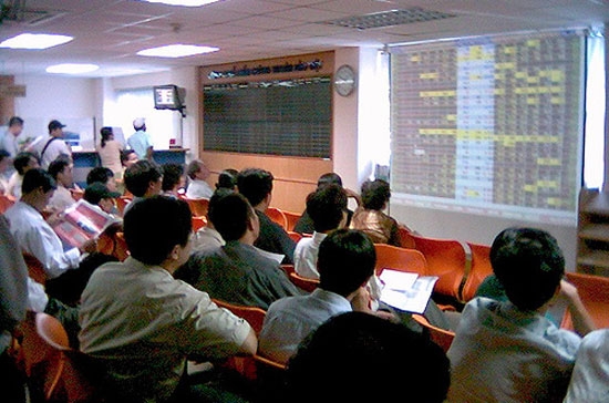 Thị trường tiếp tục duy trì quy mô giao dịch cao với gần 3.900 tỷ đồng trong phiên sáng nay.