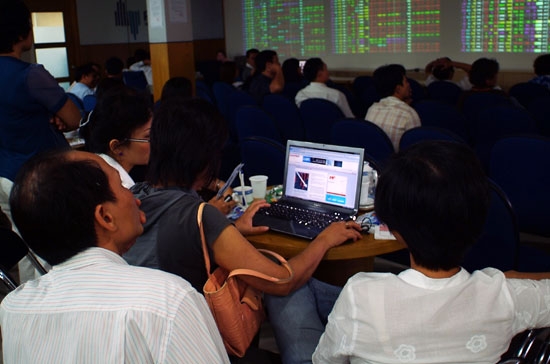 Khối lượng sụt giảm mạnh tại cả hai sàn hôm nay không hẳn là vấn đề của thanh khoản, mà nguồn cung giá thấp đã vơi, hoặc bên bán giữ hàng và chỉ chấp nhận những mức cao hơn - Ảnh: Quang Liên.