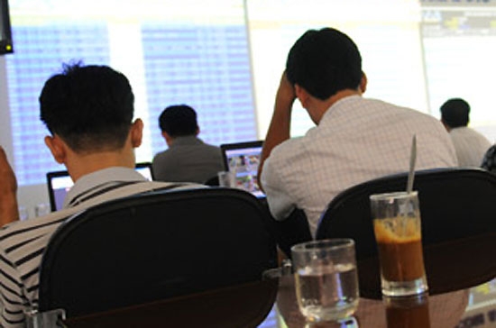 Khối lượng tiếp tục ở mức thấp có thể khiến nhiều nhà đầu tư bối rối; nhưng theo một công ty chứng khoán, đây là một điều kiện để tạo nền tảng cho một đợt tăng mới, được kỳ vọng từ giữa tháng 6 này - Ảnh: Quang Liên.