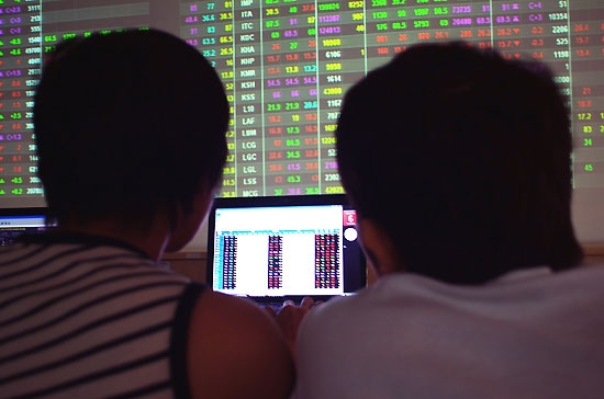 Cuối phiên sáng nay, lượng cung đột ngột xuất hiện rất bất ngờ và xả hàng quyết liệt không giống với nhu cầu thường thấy và làm xoay chuyển cục diện rất nhanh - Ảnh: Quang Liên.