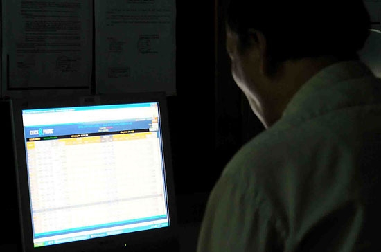 Một điểm dễ nhận thấy trong hai phiên gần đây là lực đánh xuống rất mạnh. Điều này thể hiện trong các đợt đảo chiều tăng giữa phiên. Các sóng phục hồi thường gặp áp lực bán mạnh trong khi bên mua chỉ vét vào giá thấp - Ảnh: Quang Liên.