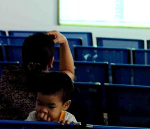 Giá nhiều chứng khoán tiếp tục giảm mạnh nhưng sức cầu mạnh vẫn chưa trở lại - Ảnh: Quang Liên.