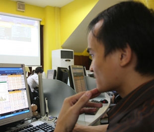 Áp lực chốt lời vẫn còn lớn, VN-Index cần dứt khoát vượt 500 điểm, tiếp đến là 512 điểm đỉnh của tháng 6 trước đó, để có thể gợi lại sự hưng phấn -Ảnh: Quang Liên.