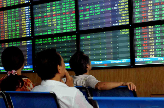 Nhà đầu tư đã trải qua được 30 phút khó khăn nhất trong phiên không phải là những người dễ tháo chạy bằng mọi giá - Ảnh: Quang Liên.