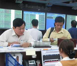 Nỗ lực mua vào xuất hiện ngay từ lúc mở cửa nhờ sự khích lệ của các thị trường thế giới, bên bán cũng tạm dừng lại để suy nghĩ.