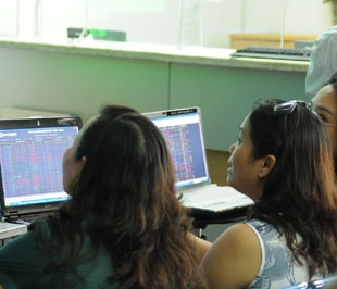 Tâm lý nhà đầu tư tiếp tục thuận lợi khi ngưỡng tâm lý 550 điểm đã vượt qua - Ảnh: Quang Liên.