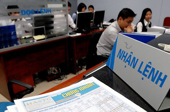 Nhiều cá nhân, tổ chức đăng ký mua, bán cổ phiếu trên HOSE và HNX.