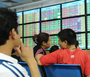 Hầu hết các cổ phiếu lớn sáng nay đều không giữ được mức tăng mạnh nhất trong phiên - Ảnh: Quang Liên.