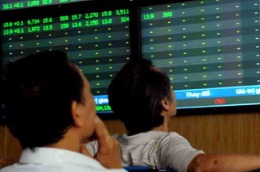 Nhiều cá nhân, tổ chức có liên quan đến nội bộ doanh nghiệp đăng ký mua, bán cổ phiếu.