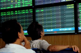 Trong một phiên nhiều chứng khoán lớn nhỏ giảm mạnh, SSI và PPC là hai trụ cột quan trọng của chỉ số - Ảnh: Quang Liên.