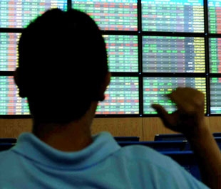 Sau phiên bùng nổ hôm qua, hai sàn lại đón trên 4.800 tỷ đồng nhập cuộc sáng nay - Ảnh: Quang Liên.