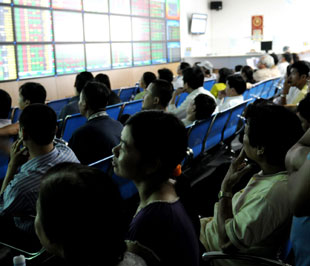 Nhà đầu tư có thêm một cơ sở dữ liệu tham khảo để suy xét về sự sôi động của nguồn tiền trên sàn chứng khoán tháng 5 và 6 vừa qua - Ảnh: Quang Liên.