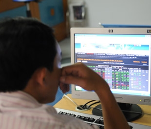 Thị trường đang cần một yếu tố tác động đủ mạnh để thoát kẹt 500 điểm - Ảnh: Quang Liên.