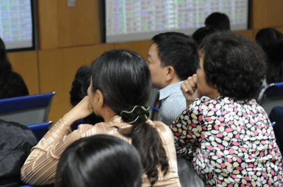 Có thể thị trường đang nâng mức đánh giá rủi ro lên, chủ yếu là tác động từ bên ngoài. Bên mua không dám giải ngân mạnh trong khi bên bán vẫn ở thế sẵn hàng - Ảnh: Quang Liên.