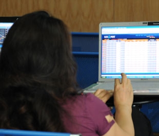 Nhà đầu tư đang chờ đợi sự cụ thể và chính thức của chính sách thuế thu nhập mà Quốc hội "bấm nút" chiều này - Ảnh: Quang Liên.