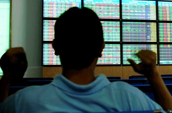 Biến động mạnh và nhanh tại nhiều mã trên HNX trong khoảng 30 phút hẳn tạo nhiều cảm xúc cho nhà đầu tư sáng nay - Ảnh: Quang Liên.