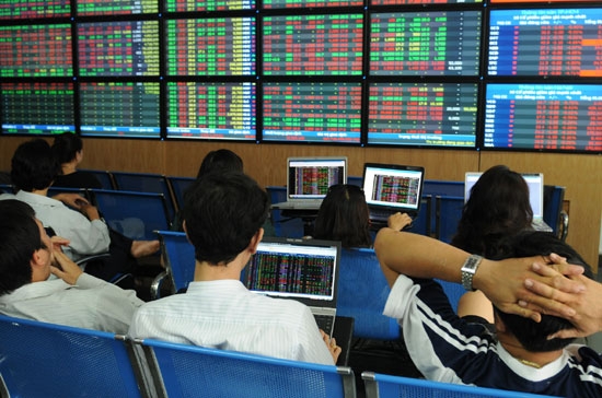 Trước một hướng giảm sàn ồ ạt như vậy, tia sáng được chờ đợi ở chỉ báo của khối lượng. Nhưng không có bất ngờ nào xẩy ra, thậm chí không có đà bật lên cuối phiên như “thông lệ” gần đây, khối lượng cũng ở mức thấp - Ảnh: Quang Liên.